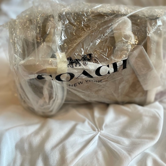 BRAND NEW COACH PURSE - Picture 6 of 7